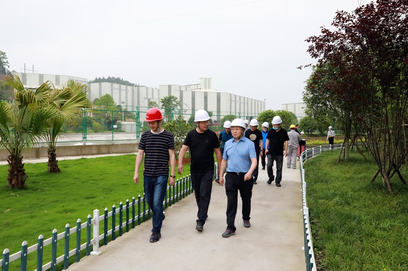 熊良虎在重庆市中科大业集团考察时强调：坚持生态优先战略，，，，，，念好生态经、走好扶贫路