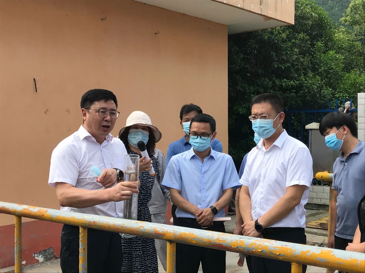 丹凤县政协主席周建政一行到丹凤县污水处理厂开展县域生态情形保；；；；；ぷㄌ獾餮