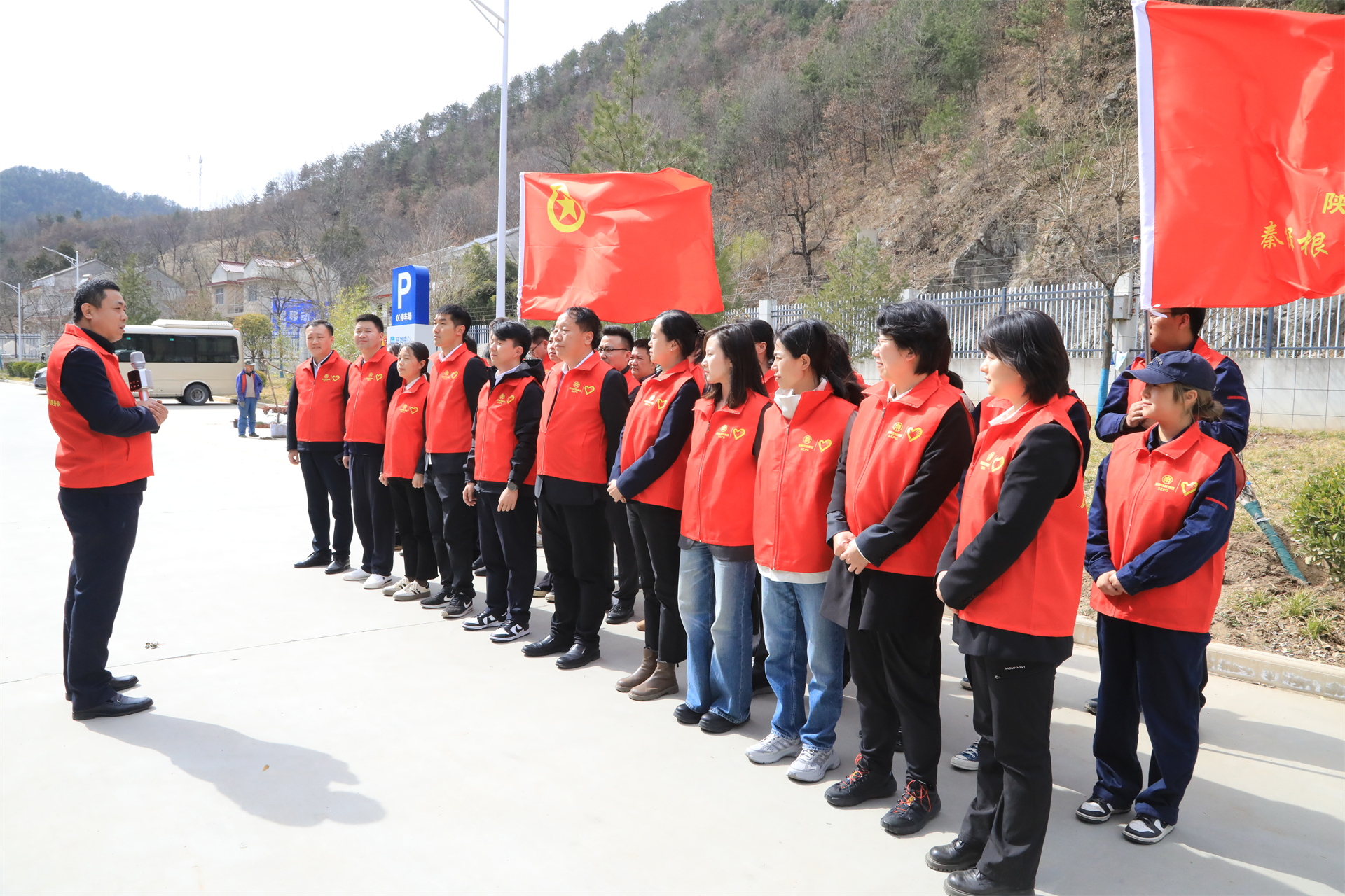 根系青春·植此青绿｜uwin电竞集团团委开展义务植树自愿活动