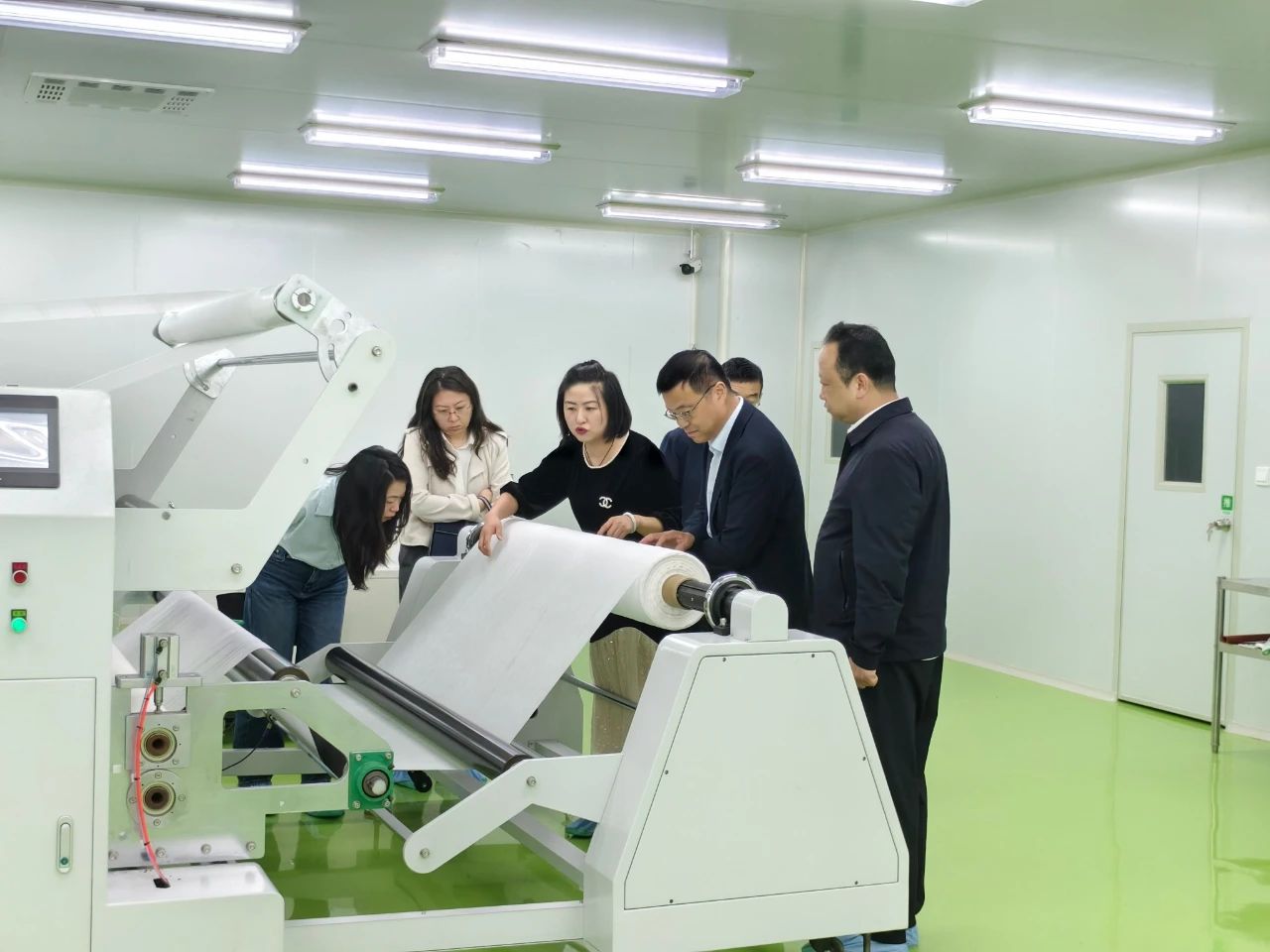 宋世杰赴研究院高压静电纳米纤维纺丝手艺研发项目调研